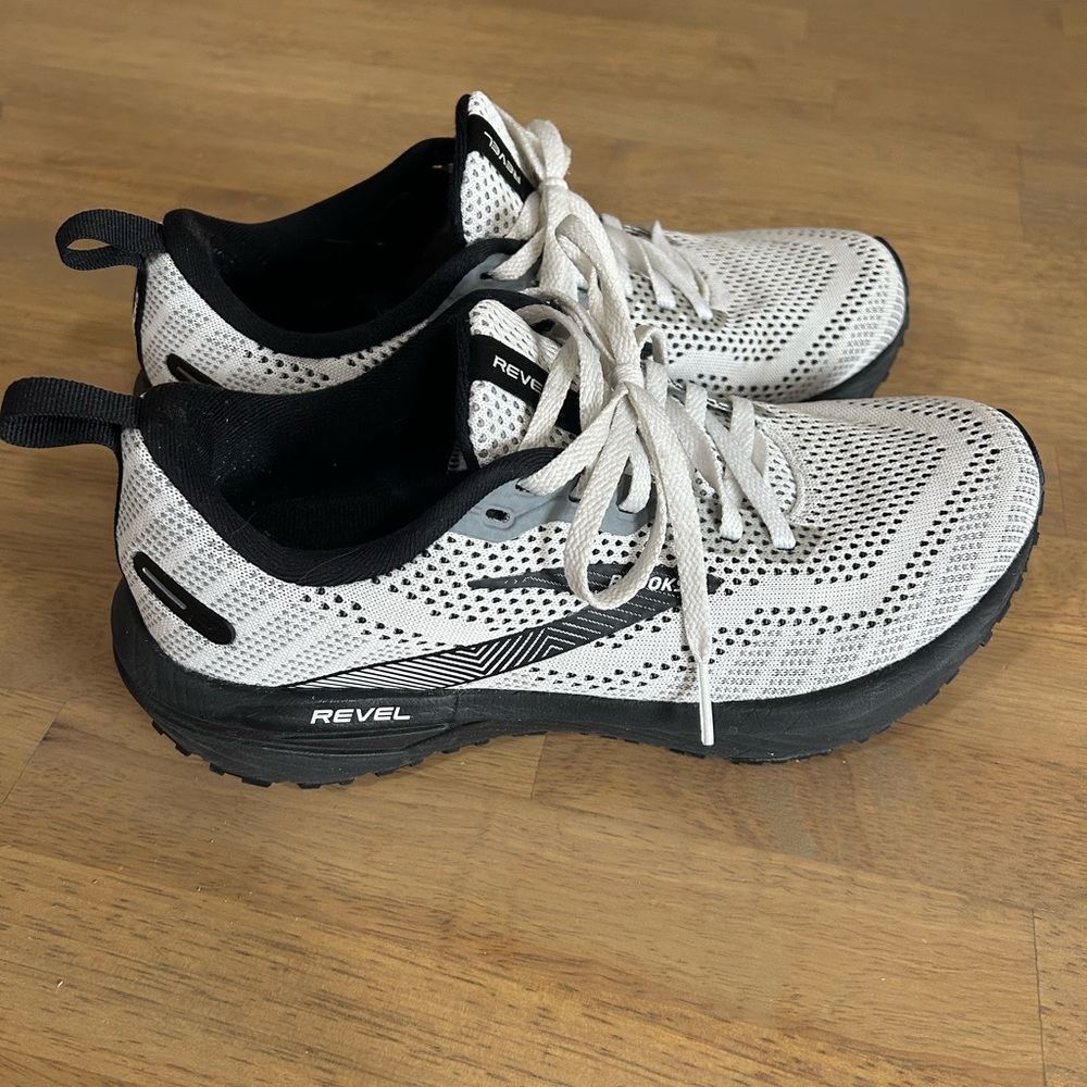 Brooks Womens Revel 6 White Running Shoes Size 7 Medium B